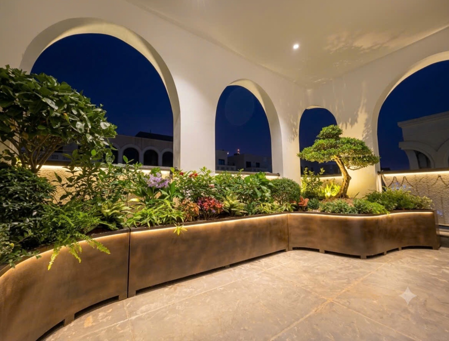 Ban công vòm ban đêm: bồn đồng uốn cong có đèn LED hắt, bonsai, sàn đá marble