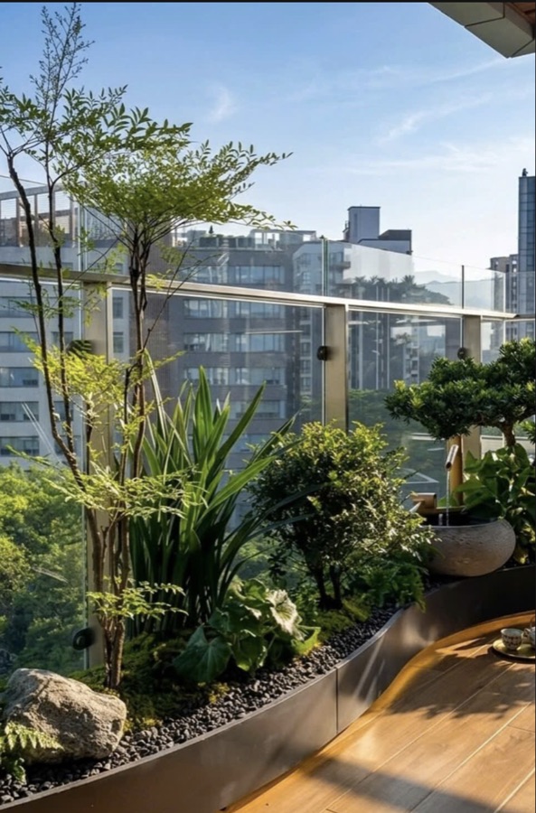 Tiểu cảnh khô góc ban công: sỏi đen, đá tảng, cây chịu hạn, lan can kính